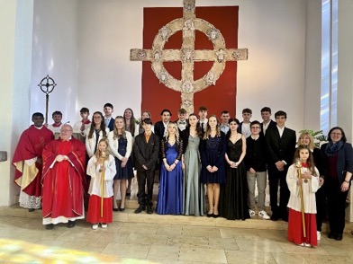 Firmlinge mit Firmpsender und Begeleitern versammeln sich am Altar